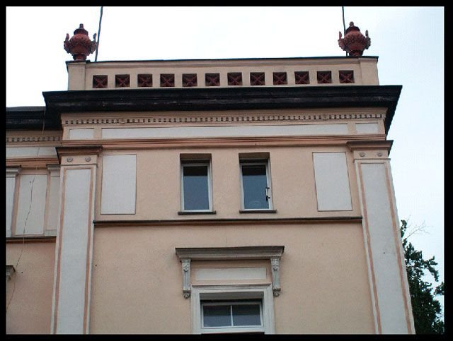 Detal dość skromnej, ale gustownej kamienicy przy Bankowej 11.