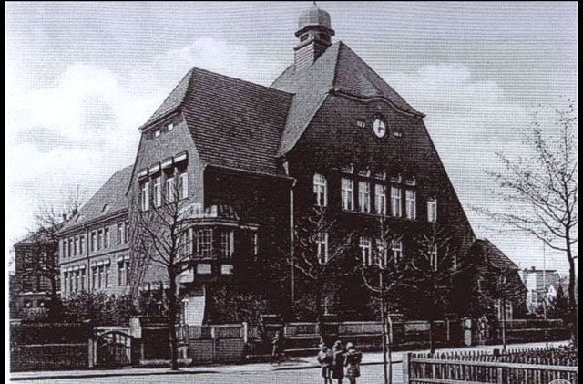 Jeszcze jedno spojrzenie na Oberlyzeum przy Ziegeleistrasse.