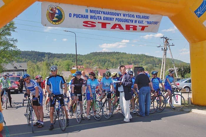 Peleton na trasie w pierwszym dniu wyścigu.