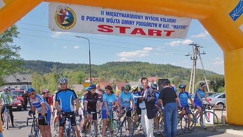 Peleton na trasie w pierwszym dniu wyścigu.