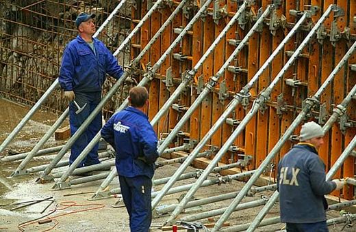 Przy ścieżce trwają prace, dzięki którym zostanie umocniony brzeg kanału na Bobrze.