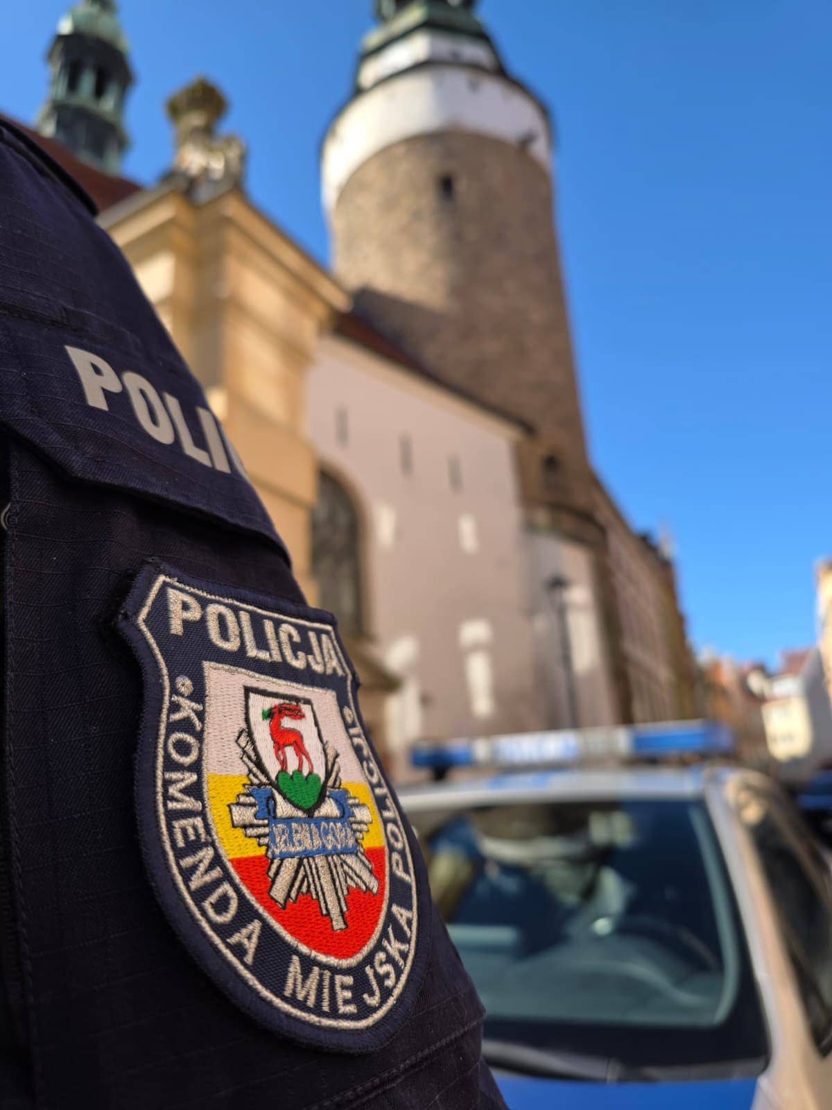 Policjanci pomagają mieszkańcom Jeleniej Góry