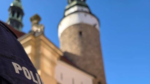 Policjanci pomagają mieszkańcom Jeleniej Góry