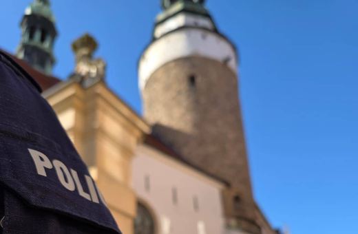 Policjanci pomagają mieszkańcom Jeleniej Góry