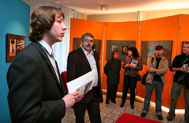 Zamiast aparatu fotograficznego, w rękach autora wystawy: bukiet kwiatów. – Lubię fotografować rośliny – przyznaje Ryszard Literacki.