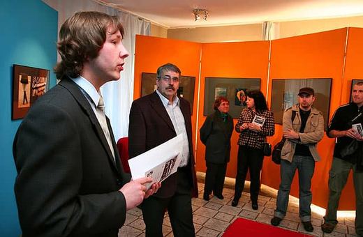 Zamiast aparatu fotograficznego, w rękach autora wystawy: bukiet kwiatów. – Lubię fotografować rośliny – przyznaje Ryszard Literacki.