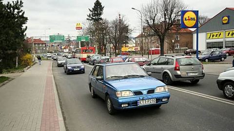 Jeszcze nie wiadomo, kiedy kierowcy przestaną narzekać na zatory w tej części miasta.