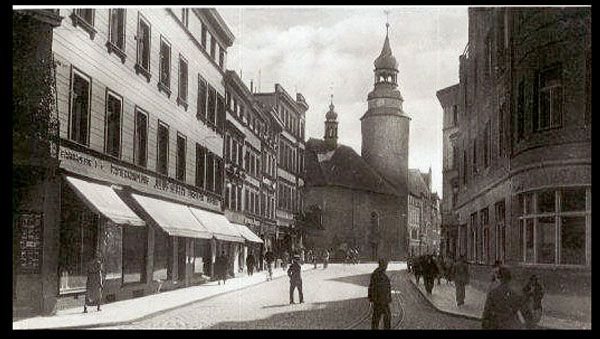 Ulica Kolejowa (Banhofstrasse) do dziś prawie niezmieniona. Brakuje Bramy Wojanowskiej postawionej tu w 1998 roku.