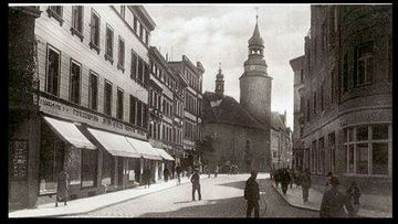 Ulica Kolejowa (Banhofstrasse) do dziś prawie niezmieniona. Brakuje Bramy Wojanowskiej postawionej tu w 1998 roku.