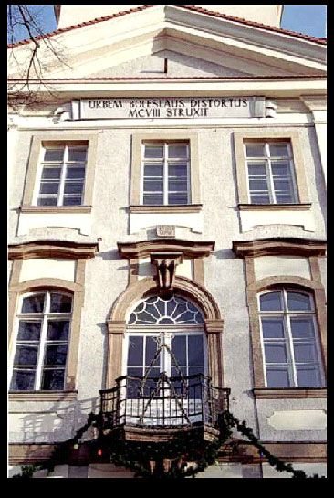 Miasto założył Bolesław Krzywousty w Roku Pańskim 1108 – ta inskrypcja pojawiła się na frontonie magistratu dzięki Eugenii Trillerowej.