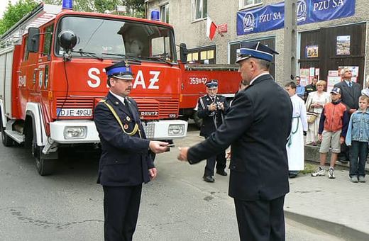 Nowy wóz gaśniczy został już oficjalnie przyjęty przez piechowicką straż.