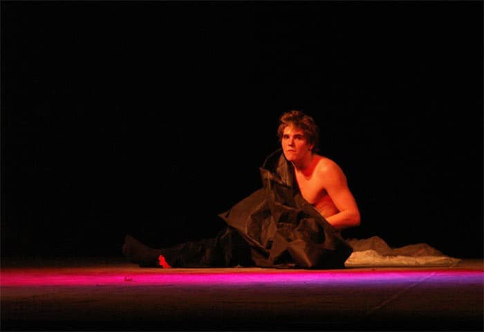 Fragment spektaklu „111” w wykonaniu Pracowni Teatralnej „Odek”