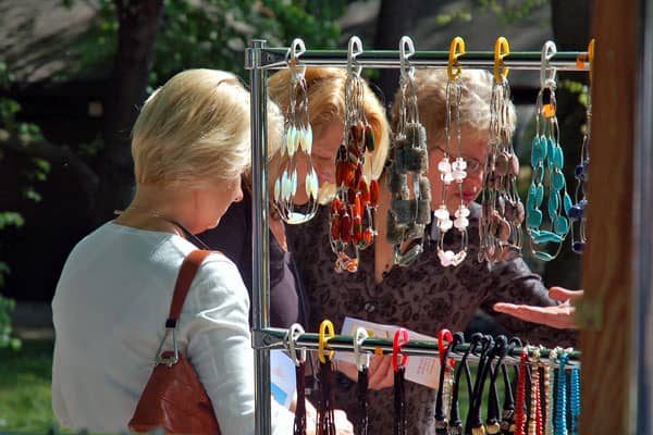 Panie miały kłopoty z wyborem licznie prezentowanej biżuterii z dodatkiem kamieni szlachetnych.