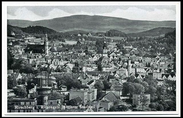 Panorama Hirschbergu od strony Hausbergu (Wzgórze Krzywoustego) z widokiem na Cavalierberg (dawne Wzgórze Szubieniczne).