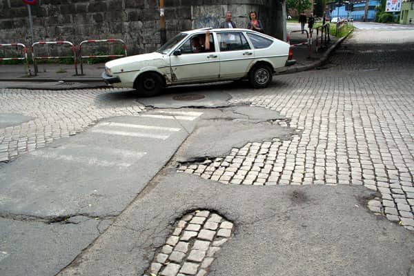 Poniemiecka kostka ma się nieźle. Z polskim asfaltem jest „nieco” gorzej.
