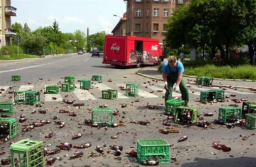 Na szczęście dla pechowego kierowcy butelki były puste