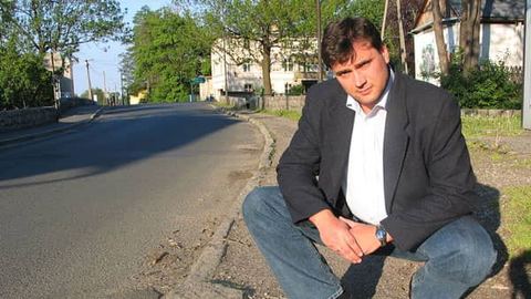 – Chodnik przy ul. Żymierskiego od kilku lat nadaje się do wymiany – mówi Rafał Mazur.
