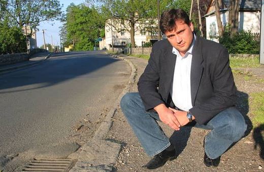 – Chodnik przy ul. Żymierskiego od kilku lat nadaje się do wymiany – mówi Rafał Mazur.