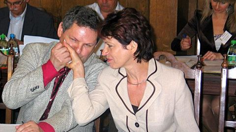 Janusz Lindner gratuluje Ewie Duziak po złożeniu ślubowania.