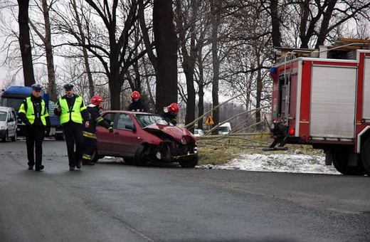 Na krętym i nieremontowanym od lat odcinku jezdni Jelenia Góra – Świerzawa często, nie tylko zimą, dochodzi do stłuczek i wypadków.