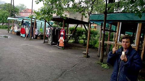 Brzydkie wiaty uznano za samowolę. Kupcy twierdzą, że namioty również nie dodadzą Miłkowowi uroku.
