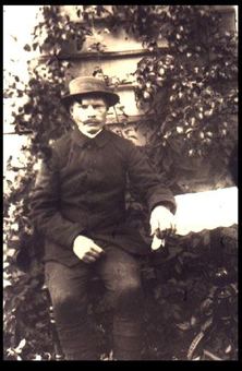 Autor zdjęć sam pozuje do portretu.