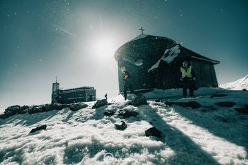 Niesamowite – pan Marek od 12 lat wita ludzi na Śnieżce!