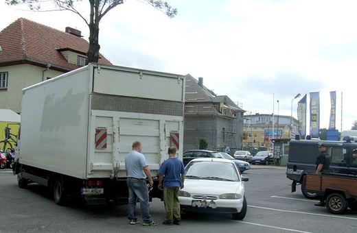 Przy cofaniu na parkingach trzeba uważać szczególnie.