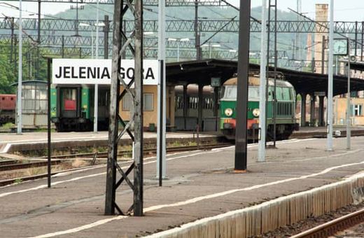 Widok peronów jeleniogórskich raczej nie nastraja optymistycznie.