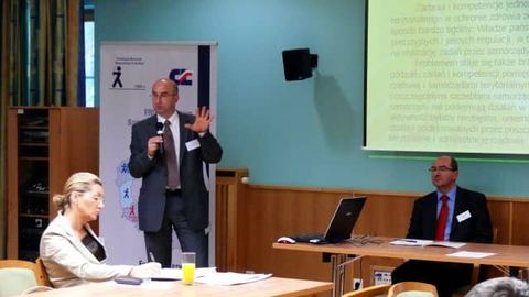 Za prezydialnym stołem Marek Obrębalski jako przewodniczący obrad konwentu.