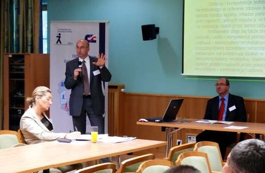 Za prezydialnym stołem Marek Obrębalski jako przewodniczący obrad konwentu.