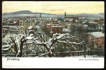 Zimowa panorama ze Wzgórza Rycerskiego (Cavalierberg). Sylweta kościoła św. Erazma i Pankracego góruje nad pozostałymi budynkami.