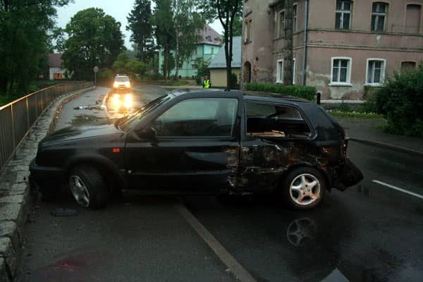 To skutki braku rozwagi i przyciskania gazu do dechy na wąskiej i śliskiej ulicy.