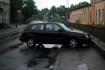 Przywalił w barierkę