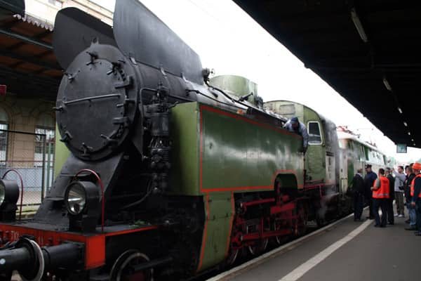 Zabytkowa TKt 48, ściągnięta z parowozowni w Wolsztynie na peronie dworca jeleniogórskiego. Pociąg wrócił z wycieczki do Niwnic po godz. 17.