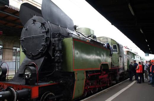 Zabytkowa TKt 48, ściągnięta z parowozowni w Wolsztynie na peronie dworca jeleniogórskiego. Pociąg wrócił z wycieczki do Niwnic po godz. 17.