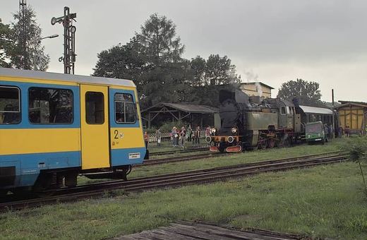 Nowsze i starsze: mijanka autobusu szynowego z pociągiem retro w poniedziałkowe przedpołudnie na trasie Jelenia Góra - Lwówek Śląski.
