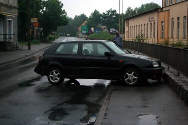 Skutki porannych szaleństw na ulicy Wolności: rozbity volkswagen golf.