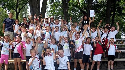 Uczniowie Szkoły Podstawowej nr 11 w Jeleniej Górze cieszą się ze zwycięstwa w turnieju.