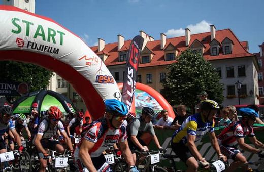 Start ostry pod ratuszem. Kolarze ruszyli w trasę w kierunku Janowic.
