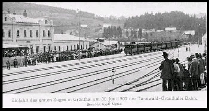 Czerwiec 1902: na stację w Grunthalu (Korenov) wtacza się pierwszy pociąg Śląskiej Kolei Górskiej.