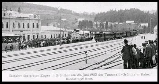 Czerwiec 1902: na stację w Grunthalu (Korenov) wtacza się pierwszy pociąg Śląskiej Kolei Górskiej.