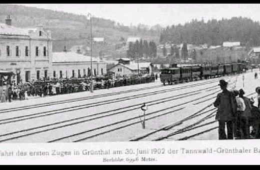 Czerwiec 1902: na stację w Grunthalu (Korenov) wtacza się pierwszy pociąg Śląskiej Kolei Górskiej.