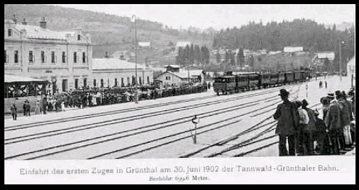 Czerwiec 1902: na stację w Grunthalu (Korenov) wtacza się pierwszy pociąg Śląskiej Kolei Górskiej.