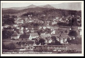 Widok na Góry Sokole: na pierwszym planie stacja Jelenia Góra Zachodnia.