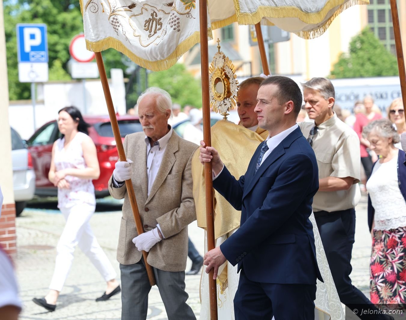 Cztery ołtarze i procesja przez miasto