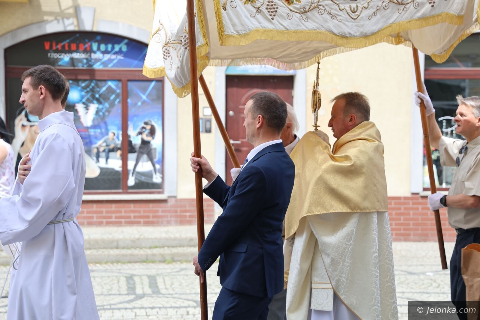 Cztery ołtarze i procesja przez miasto