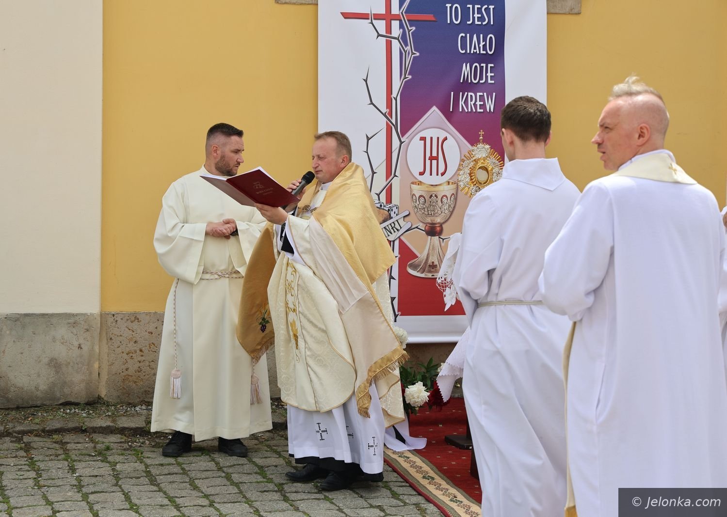 Cztery ołtarze i procesja przez miasto
