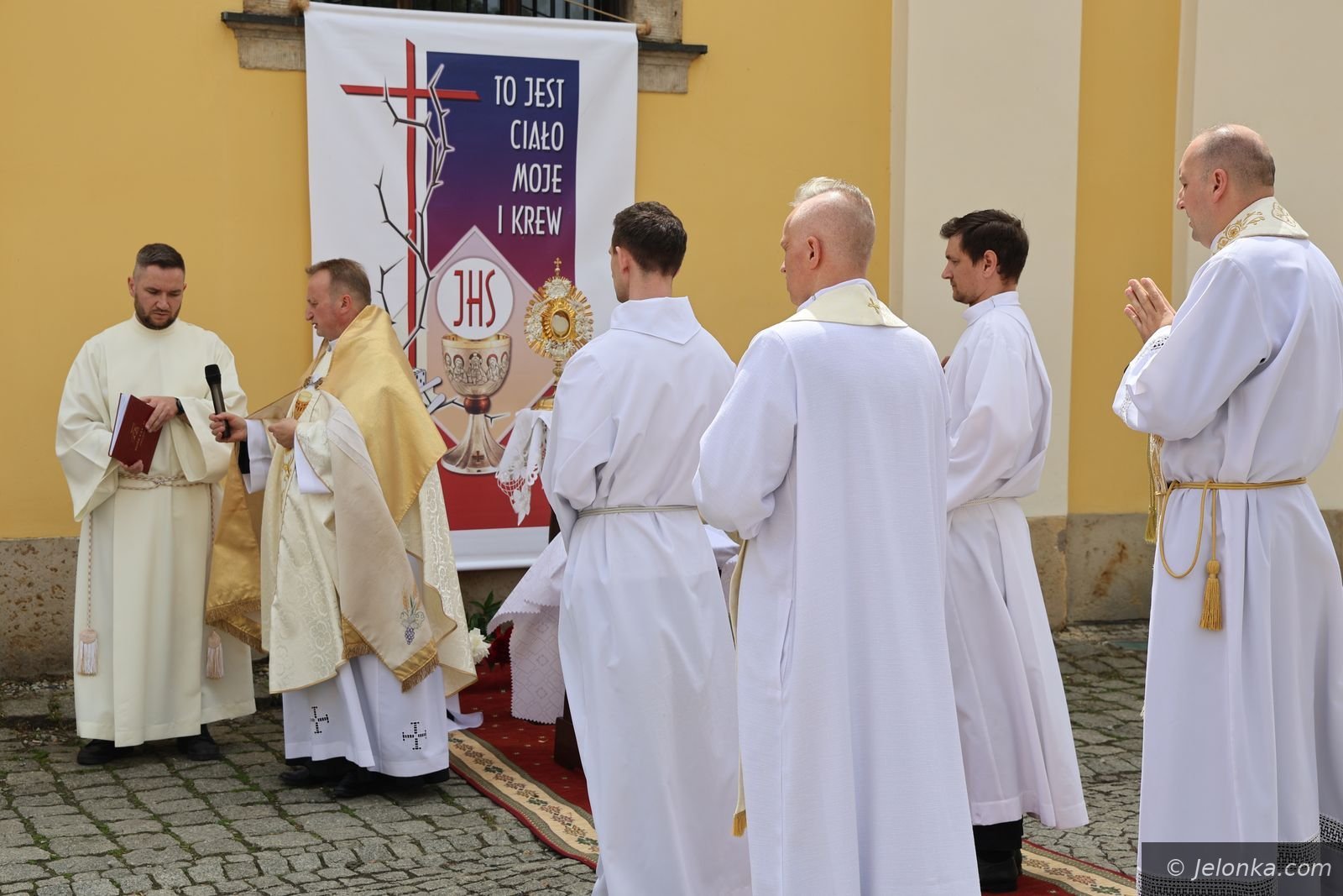 Cztery ołtarze i procesja przez miasto