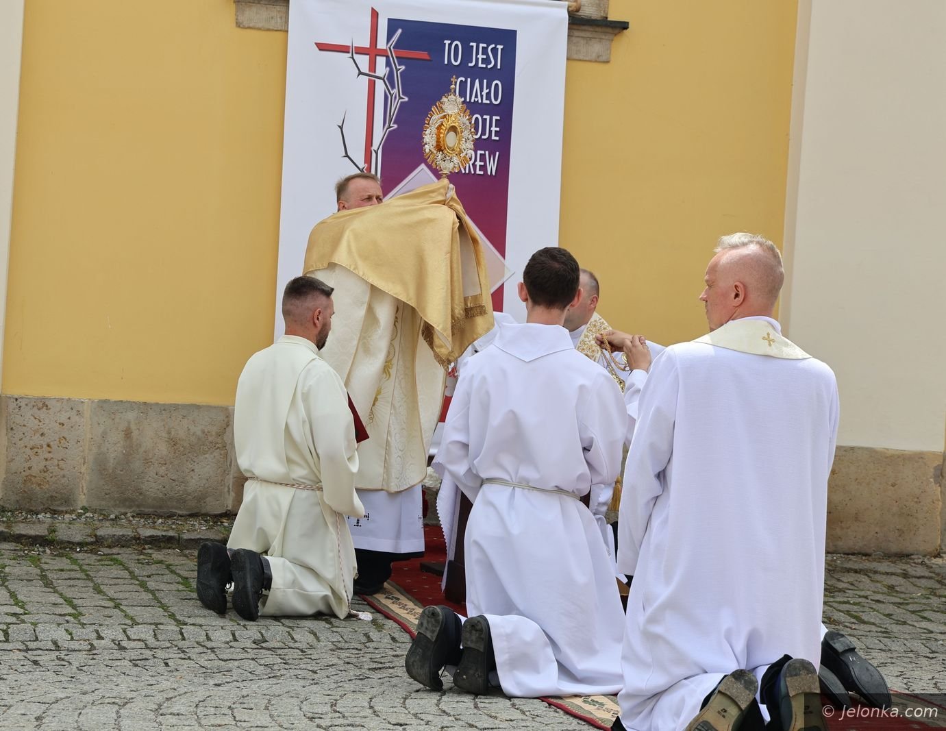 Cztery ołtarze i procesja przez miasto